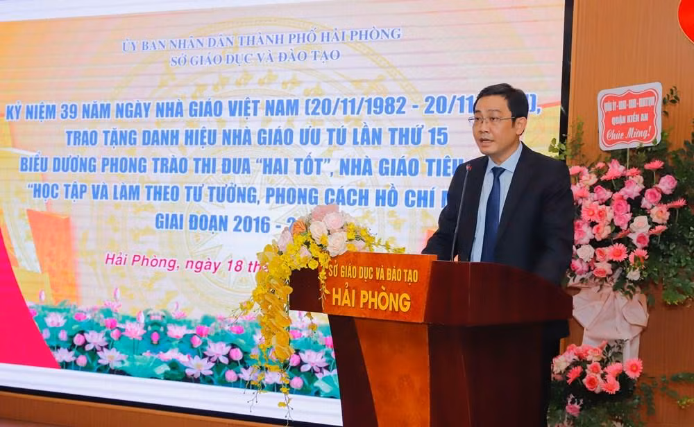 Ông Bùi Văn Kiệm – Giám đốc Sở Giáo dục và Đào tạo Hải Phòng phát biểu tại buổi lễ (Ảnh: CTTĐT) Ông Bùi Văn Kiệm – Giám đốc Sở Giáo dục và Đào tạo Hải Phòng phát biểu tại buổi lễ (Ảnh: CTTĐT)