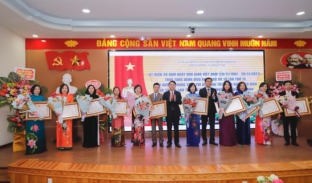 Ông Lê Khắc Nam - Phó Chủ tịch Ủy ban nhân dân thành phố Hải Phòng thừa ủy quyền Chủ tịch nước trao tặng danh hiệu "Nhà giáo Ưu tú" cho 11 cá nhân thuộc ngành giáo dục (Ảnh:CTTĐT)