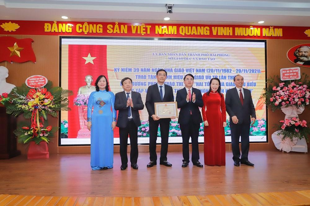 Sở Giáo dục và Đào tạo thành phố nhận Bằng khen cho tập thể vì thành tích xuất sắc trong phong trào thi đua “Đổi mới, sáng tạo trong quản lý, giảng dạy và học tập” (CTTĐT)