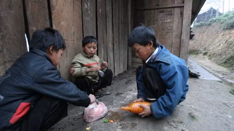 Bữa sáng gồm cơm và măng ớt quen thuộc của các học sinh trường TH Háng Đồng.
