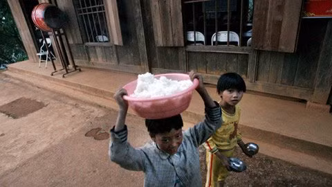 Học sinh lớp 1A ở Trường Tà Xi Láng lại thay phiên nhau đi lấy cơm cho cả lớp.