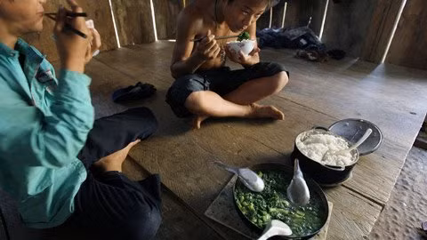 Một mâm cơm tươm tất hơn nhờ có chảo canh rau cải cũng trong bữa trưa của học sinh trường THCS Thượng Nung.
