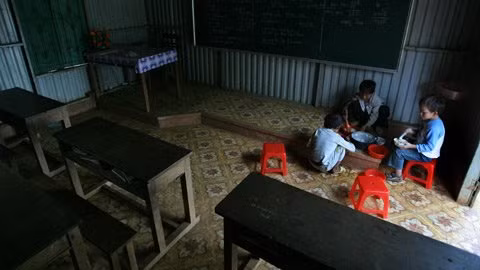 Phòng học kiêm phòng ngủ và cũng là nơi ăn cơm hàng ngày của những học sinh trường tiểu học và THCS Tà Xi Láng (Xã Tà Xi Láng, huyện Trạm Tấu, Yên Bái). Hầu như bữa nào cũng chỉ có cơm trắng.