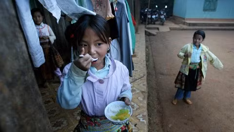 Bát cơm với vài lát bí đao luộc đã là khá tươm tất giúp cô trò nhỏ người H’Mông này cầm cự suốt 5 tiết học buổi sáng.(Trường TH và THCS Tà Xi Láng).