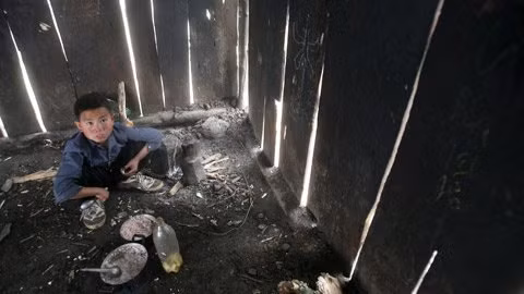 Do nhà xa, cậu học trò lớp 5, trường TH Háng Đồng (Xã Háng Đồng, huyện Bắc Yên, Sơn La) phải ở trọ tai trường. Mỗi tuần Mùa A Câu chỉ về nhà một lần để lấy gạo và một chai măng ngâm ớt để ăn dần cả tuần.