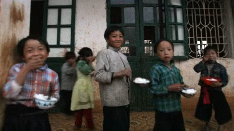 Không có điện, cũng không đèn dầu, bữa chiều các trò nhỏ ở Tà Xi Láng ăn mò trong thời khắc tranh tối, tranh sáng.