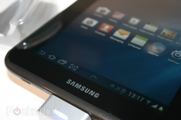 Galaxy Tab 2 được trang bị 1 camera 3 MP mặt sau và 1 camera độ phân giải VGA mặt trước. Người dùng được lựa chọn 3 mẫu có dung lượng gồm 8 GB, 16 GB và 32 GB. Máy sẽ lên kệ đầu tiên tại thị trường Anh vào tháng 3 sau đó mới được phân phối ở các thị trường khác.
