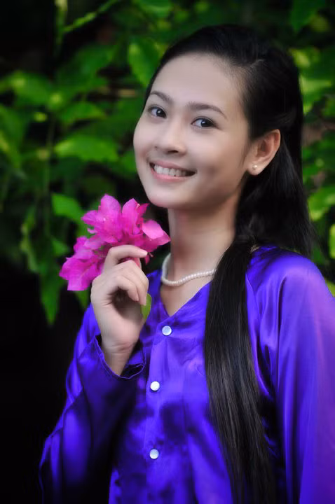 Tôn Nữ Na Uy Hẳn các bạn còn nhớ Tôn Nữ Na Uy - gương mặt sáng giá trong cuộc thi Hoa hậu Việt Nam 2010? Rất nhiều người nhận xét Na Uy có nét đẹp rất Huế, rất Việt Nam. Và thời điểm đó, Na Uy được coi là ứng cử viên sáng giá cho vương miện Hoa hậu vì vẻ đẹp thùy mị, thuần khiết. Đặc biệt, Nauy thuộc dòng dõi gia đình hoàng tộc ở Huế, chính điều đó cũng khiến Tôn Nữ Na Uy được người khác chú ý đến. Tôn Nữ Na Uy Hẳn các bạn còn nhớ Tôn Nữ Na Uy - gương mặt sáng giá trong cuộc thi Hoa hậu Việt Nam 2010? Rất nhiều người nhận xét Na Uy có nét đẹp rất Huế, rất Việt Nam. Và thời điểm đó, Na Uy được coi là ứng cử viên sáng giá cho vương miện Hoa hậu vì vẻ đẹp thùy mị, thuần khiết. Đặc biệt, Nauy thuộc dòng dõi gia đình hoàng tộc ở Huế, chính điều đó cũng khiến Tôn Nữ Na Uy được người khác chú ý đến.