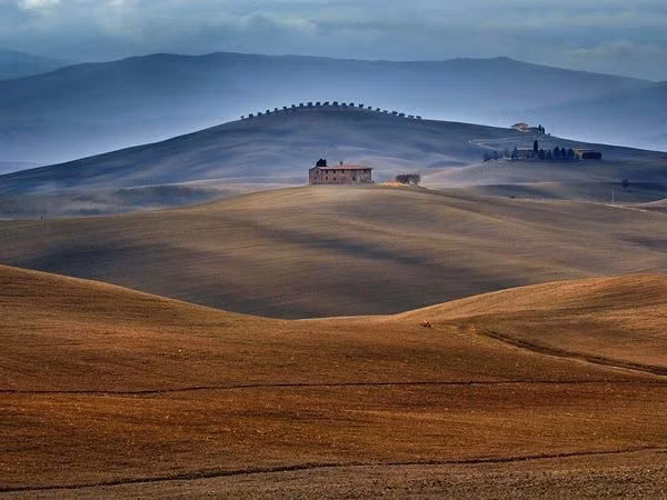 Khung cảnh thảo nguyên mờ ảo trong nắng sớm ở Tuscany, Italia - Ảnh: Jure Kravanja.