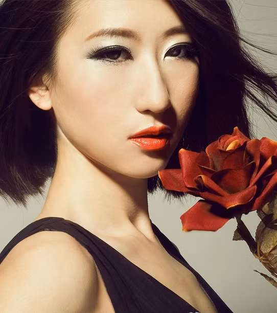 Vẻ đẹp cuốn hút, mê hoặc, rất phù hợp dể dự dạ tiệc tối hoặc đi chơi cùng bạn bè. Xem thêm: Lên đời nhan sắc nhờ trang điểm / Điểm danh những chiếc cằm mới của Sao Việt.