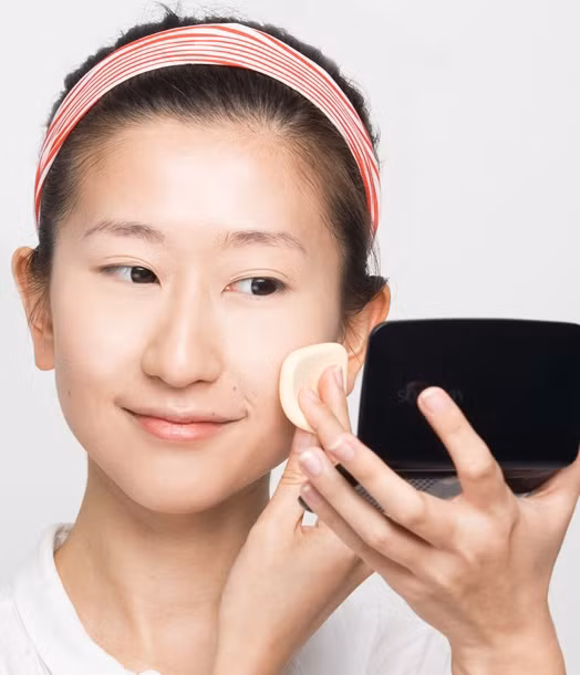 Bước 4: Dùng phấn phủ phù hợp với da, đánh lớp mỏng đều khắp khuôn mặt. Xem thêm: Lên đời nhan sắc nhờ trang điểm / Điểm danh những chiếc cằm mới của Sao Việt.
