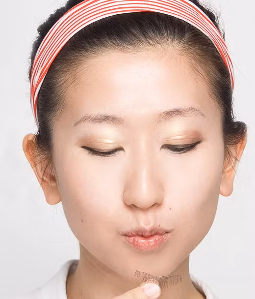 Lựa đôi mi giả ưng ý, khẽ quết hồ rồi khéo léo dán lên mi mắt. Xem thêm: Lên đời nhan sắc nhờ trang điểm / Điểm danh những chiếc cằm mới của Sao Việt.