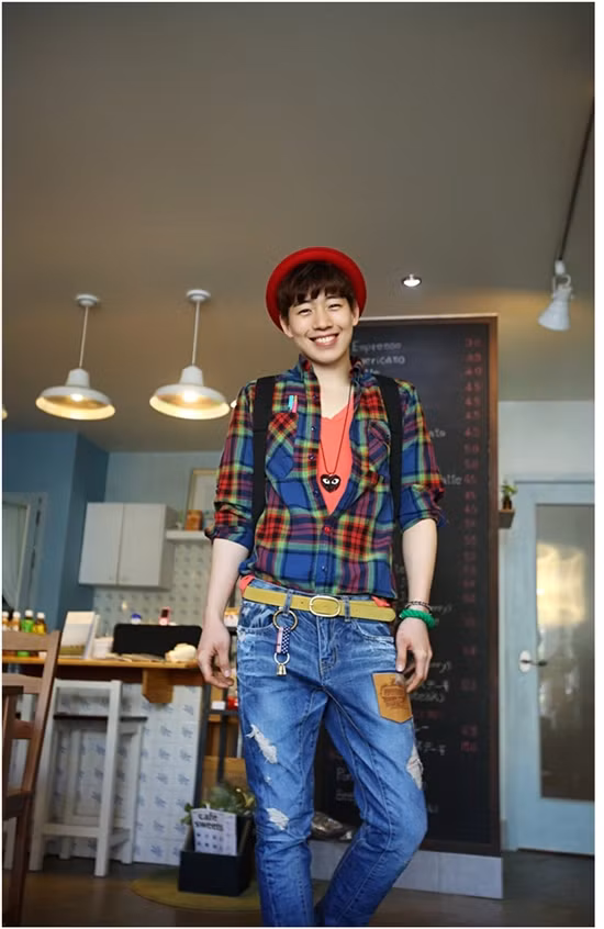 Pic nic cuối tuần cùng bạn bè? Hô biến style "phủi bụi" với quần jeans xược, áo ca rô màu sắc tươi tắn, trẻ trung. (Ảnh: Xz) Xem thêm: Cách mix đồ khiến teen mê tít