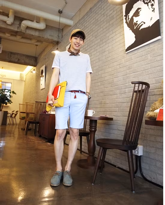 Sinh hoạt ngoại khóa tại trường? Hắn sắn sàng khiến hàng tá "tóc dài" phải lác mắt với phong cách giày bệt, quần ngố và áo pull. (Ảnh: Xz) Xem thêm: Cách mix đồ khiến teen mê tít