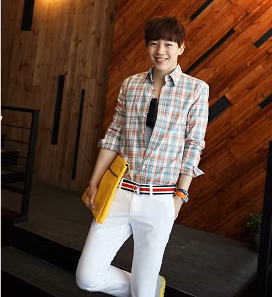 Cô gái nào cũng sẽ say đứ đứ style "mày râu nhẵn nhụi, áo quần bảnh bao" này mất thôi. Vì sao ư? Chỉ có những anh chàng tinh tế mới diện quần kaki trắng, kết hợp cùng thắt lưng vải jeans sọc màu. (Ảnh: Xz) Xem thêm: Cách mix đồ khiến teen mê tít
