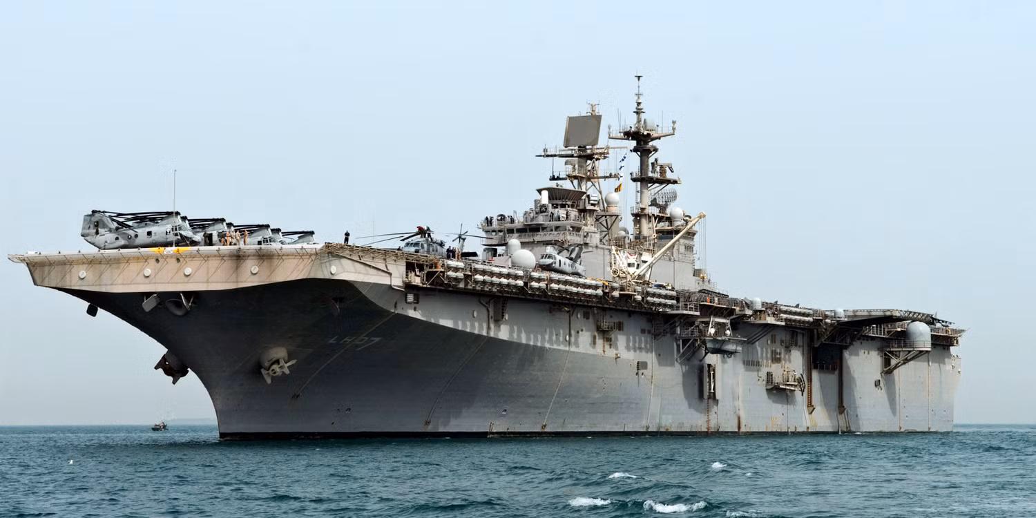 Tàu đổ bộ tấn công LHD-7 Iwo Jima có thể mang theo 8 máy bay cường kích cất, hạ cánh thẳng đứng AV-8B Harrier II