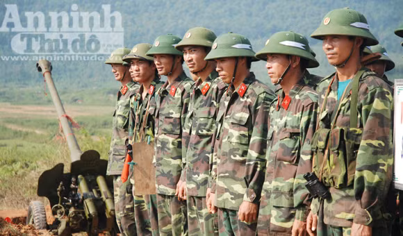 Sáng 1-11 tại trường bắn Hòa Thạch (huyện Quốc Oai, Hà Nội), Trung đoàn Pháo binh 452 trực thuộc Bộ Tư lệnh Thủ đô tổ chức kiểm tra bắn đạn thật cho lực lượng dự bị động viên của xã Phú Yên (huyện Phú Xuyên, Hà Nội), được biên chế ở Đại đội 8 – Tiểu đoàn 3 của Trung đoàn.