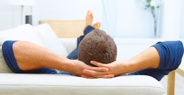 7. Tập massage cho bản thân: Mỗi người nên tự trang bị cho mình những động tác massage đầu đơn giản để tự chữa trị thay vì luôn phụ thuộc các tiệm massage. Mang theo một chai dầu gió và dầu khuynh diệp ở bên mình để có thể ứng cứu trong những trường hợp khác nhau.