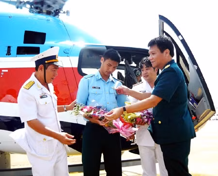 Thiếu tướng Hà Tiến Dũng (thứ nhất, bên phải), TGĐ Tổng công ty Trực thăng Việt Nam chúc mừng các học viên hoàn thành tốt chuyến bay.