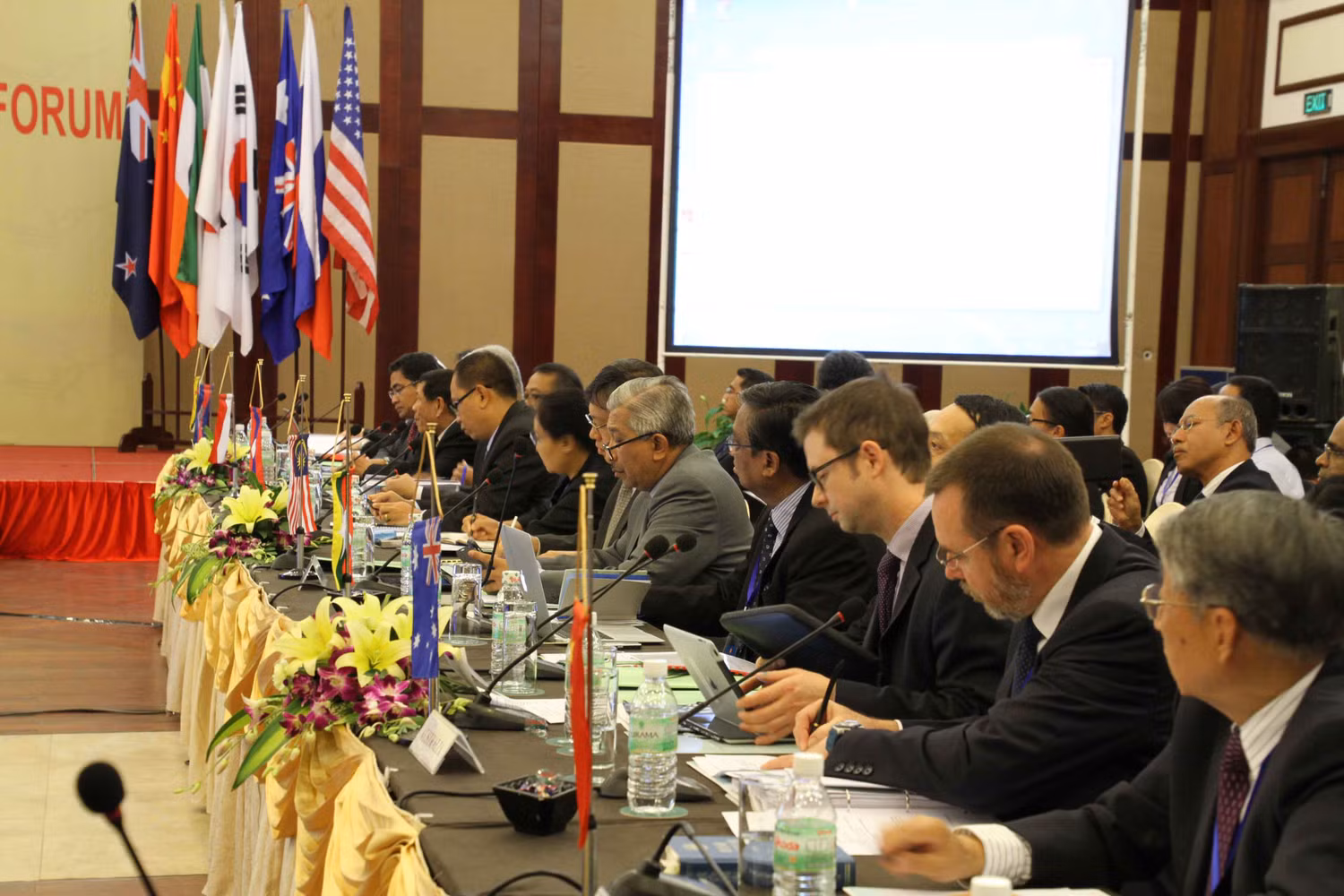 Đại diện 10 nước ASEAN và 8 nước đối tác cấp cao Đông Á tham dự Diễn đàn. Ảnh H.Q