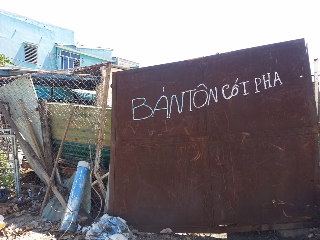 Một góc bên phải khu đất “vàng” cho người dân thuê để…bán cốt pha.