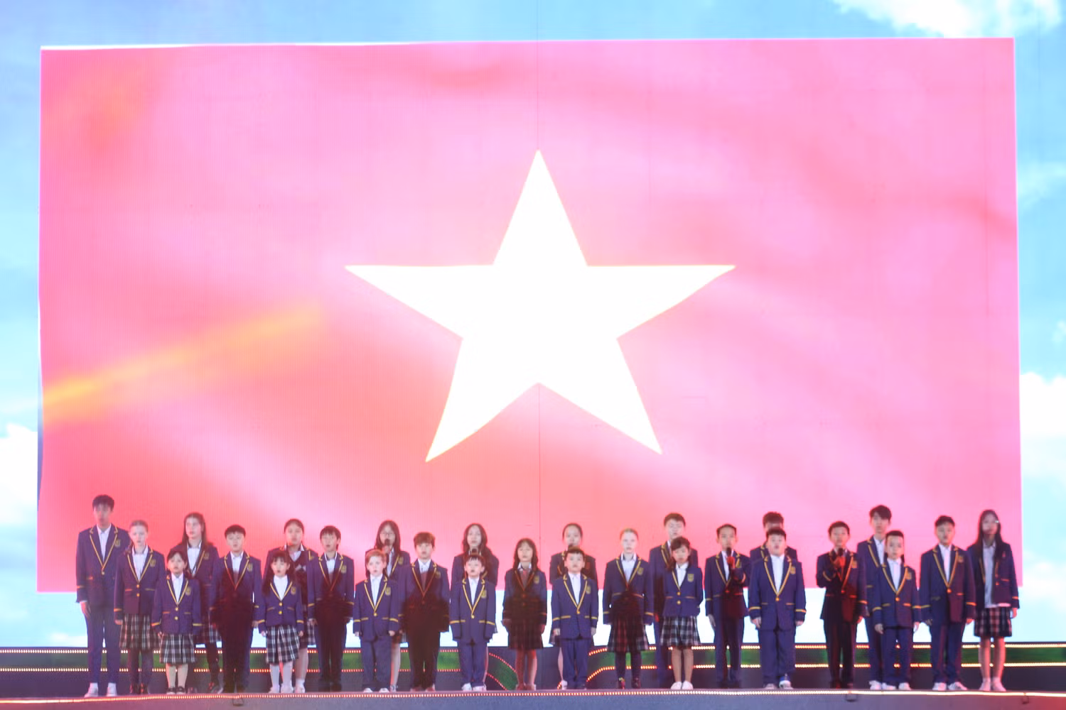 Buổi chào cờ đầu tiên của học sinh CIS - Lào Cai. Ảnh: Trung Dũng