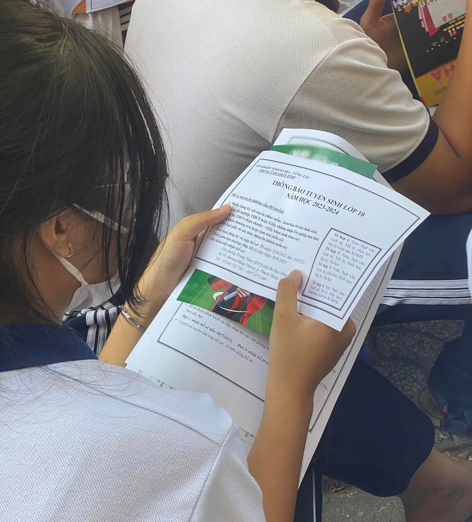 Học sinh một trường Trung học cơ sở tại Bà Rịa - Vũng Tàu cầm trên tay tờ thông tin tuyển sinh trong đợt tư vấn tuyển sinh của Trung tâm Giáo dục thường xuyên tỉnh này. Ảnh: fanpage TT GDTX tỉnh Bà Rịa - Vũng Tàu