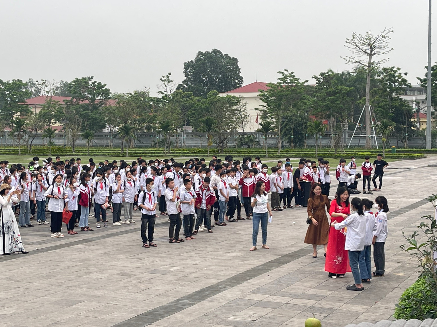 Học sinh Bắc Giang tham gia hoạt động trải nghiệm tại Đền Xương Giang (thành phố Bắc Giang). Ảnh: Trung Dũng