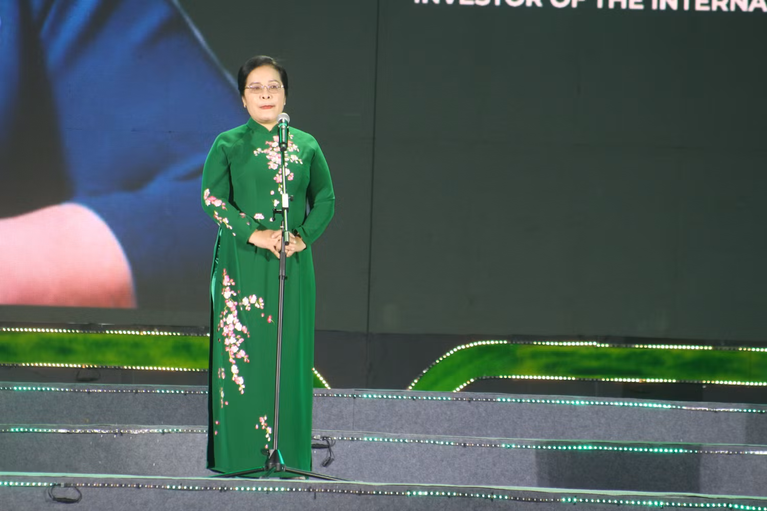 Bà Nguyễn Thị Kiều Oanh - Tổng Giám đốc Tập đoàn Khôi Nguyên, đại diện Chủ đầu tư Trường Quốc tế Canada - Lào Cai phát biểu tại buổi lễ. Ảnh: Trung Dũng