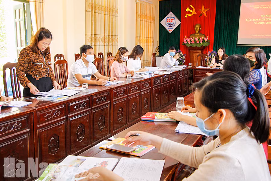 Hội đồng lựa chọn sách giáo khoa lớp 1 tại các trường tiểu học ở Hà Nam trong năm học 2020-2021. Ảnh: Báo Hà Nam