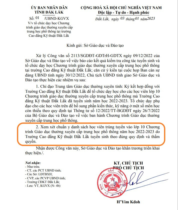 Văn bản của UBND tỉnh Đắk Lắk giao Sở Giáo dục và Đào tạo tỉnh này xem xét chuẩn y danh sách học viên mà Trường cao đẳng Kỹ thuật Đắk Lắk đã tuyển sinh và dạy "chui" trước đó. Ảnh: CTV Văn bản của UBND tỉnh Đắk Lắk giao Sở Giáo dục và Đào tạo tỉnh này xem xét chuẩn y danh sách học viên mà Trường cao đẳng Kỹ thuật Đắk Lắk đã tuyển sinh và dạy "chui" trước đó. Ảnh: CTV