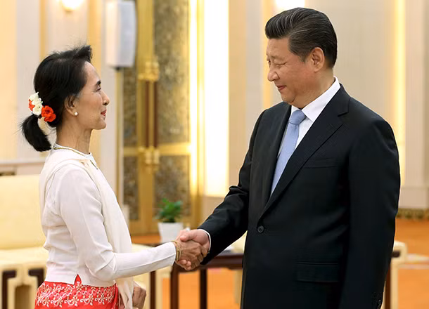Bà Aung San Suu Kyi và Chủ tịch Trung Quốc Tập Cận Bình. Ảnh: AP.