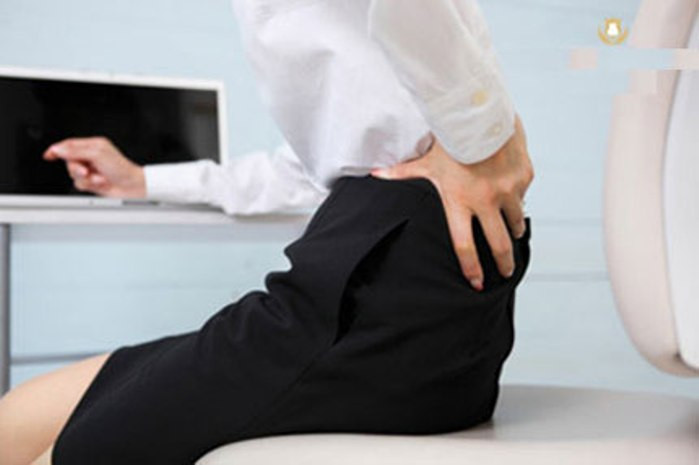 Dân văn phòng hay bị đau lưng vì thoái hóa cột sống.