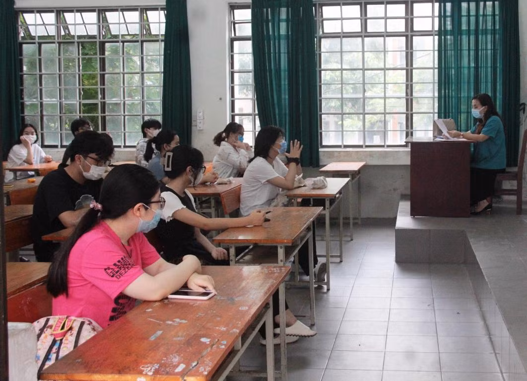 Các thí sinh ở Đà Nẵng đến Hội đồng thi để nghe quy chế thi và sửa chữa các sai sót (nếu có) vào chiều ngày 6/7. Ảnh: AN
