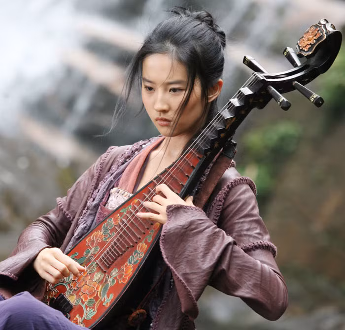 Tạo hình đả nữ Kim Yến Tử trong phim Vua kungfu khi dữ dội mạnh mẽ, lúc lại dịu dàng nhu mì.