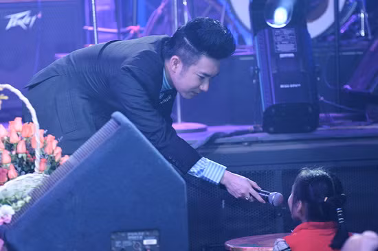 Đến xem đêm nhạc ra mắt album mới của Quang Hà, ai ai cũng bất ngờ vì sự cuồng nhiệt, hâm mộ Quang Hà của một bé gái 5 tuổi. Em nhún nhảy, hát theo thần tượng suốt đêm nhạc. Đặc biệt cô bé còn thể hiện đoạn điệp khúc cao chót vót của ca khúc Ngỡ bằng giọng hát vẫy còn trẻ con ngọng nghịu.