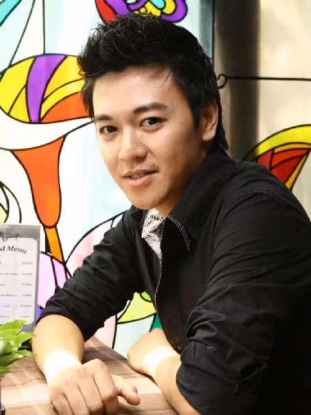 Anh trai của MC Tuấn Tú và người dẫn chương trình của Vietnam Idol trùng tên nên thường xuyên gây nhầm lẫn cho khán giả và bầu sô. Ít ai biết rằng họ từng là đôi bạn từ khi ngồi trên ghế nhà trường.