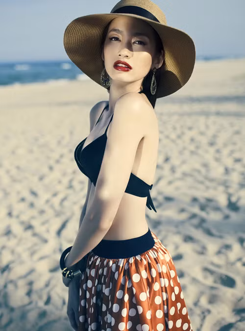 Đây là những bức hình trong bộ ảnh mới nhất có tên 'Mùa hè chiếu thẳng đứng' của Hoa hậu thời trang 2007 Trúc Diễm, được thực hiện tại một bãi biển thơ mộng ở Đà Nẵng. Đây là những bức hình trong bộ ảnh mới nhất có tên 'Mùa hè chiếu thẳng đứng' của Hoa hậu thời trang 2007 Trúc Diễm, được thực hiện tại một bãi biển thơ mộng ở Đà Nẵng.