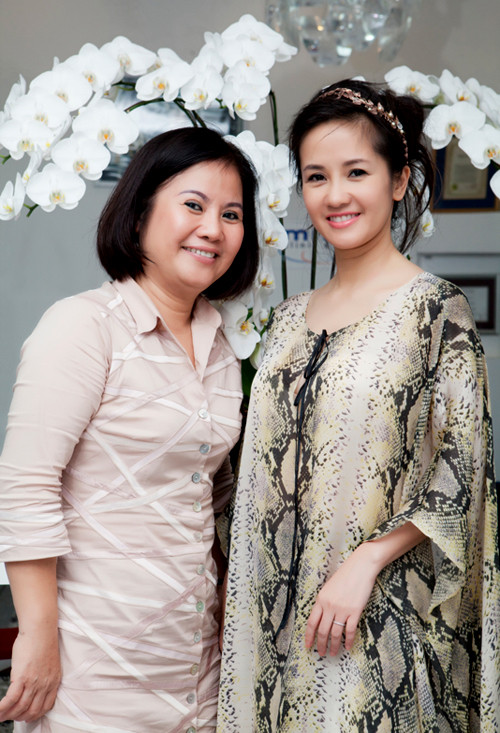 Mẹ Tuyết Mai luôn bên cạnh con gái mọi lúc, mọi nơi. Sắp tới, Hồng Nhung sẽ lần đầu tái ngộ khán giả trong chương trình 'Bài ca đi cùng năm tháng' vào ngày 27/7 tại Hà Nội. (Theo Ngôi sao)