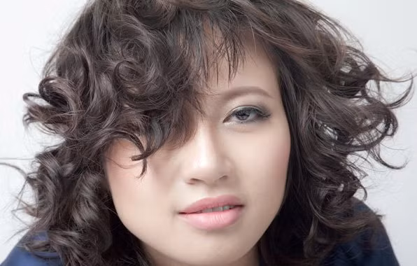 Sau một thời gian vào Nam sinh sống, Khánh Linh chia sẻ: "Tôi chọn cho mình cách sống phong lưu. Với tôi, sống phong lưu là sống tử tế với bản thân mình và những người xung quanh, không tính toán, không tự gây áp lực, không quan trọng tiền nong...Hai năm nay tôi sống nhà thuê và thấy hoàn toàn thoải mái về điều đó".