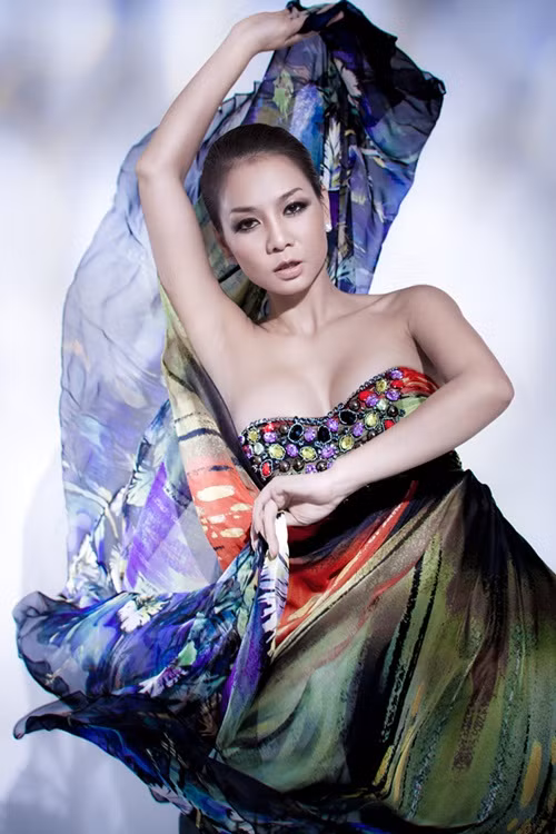 Thu Minh nói về người cũ Hoài Sa: "Tính cách tôi và Hoài Sa rất khác nhau về suy nghĩ lẫn quan điểm sống. Anh ấy hạnh phúc tôi rất vui. Càng mừng hơn khi tôi và anh ấy đã không trở thành vợ chồng vì sau chi tay cả hai đều tìm thấy những vui vẻ mới trong cuộc sống".(Theo Sành điệu)
