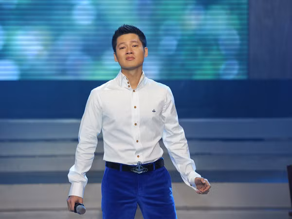 Trong chương trình 'Thay lời muốn nói' với chủ đề Chốn thân thương, Đức Tuấn trình bày ca khúc Những ô cửa xanh của nhạc sĩ Trần Lê Quỳnh. Nhưng sau khi cất giọng hát được một đoạn, anh bất ngờ khóc nghẹn ngào, nhạc cứ thế trôi tự do. Đức Tuấn lấy lại bình tĩnh và hát tiếp nhưng anh cứ hát được vài câu nước mắt lại rơi.