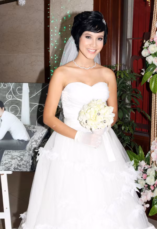 Nữ diễn viên 'Cột mốc 23 chia sẻ, vợ chồng cô vừa đón con gái chào đời vào ngày 23.6 vừa qua tại Bạc Liệu. Em bé nặng 3,2 kg và có tên Nguyễn Nguyễn.