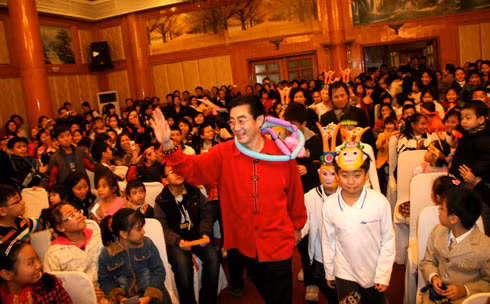 Nam diễn viên bày tỏ sự yêu mến các fan nhí Việt Nam với màn múa gậy, ký tặng và tái hiện hình ảnh Tôn Ngộ Không trong phim. Tiếp đó, anh cởi mở trả lời báo chí trước khi rời khách sạn để chuẩn bị cho buổi giao lưu cùng NSƯT Kim Tiến - người từng thuyết minh bản phim Tây Du Ký 1986. Nam diễn viên bày tỏ sự yêu mến các fan nhí Việt Nam với màn múa gậy, ký tặng và tái hiện hình ảnh Tôn Ngộ Không trong phim. Tiếp đó, anh cởi mở trả lời báo chí trước khi rời khách sạn để chuẩn bị cho buổi giao lưu cùng NSƯT Kim Tiến - người từng thuyết minh bản phim Tây Du Ký 1986.