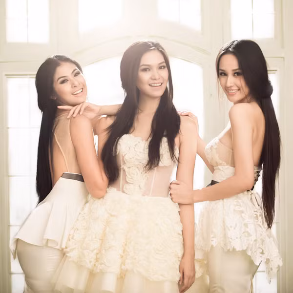 Nhân dịp Hoa hậu Ngọc Hân vào Sài Gòn công tác, Hoa hậu Mai Phương Thúy và Hoa hậu Thùy Dung đã 'rủ rê' Ngọc Hân thực hiện bộ ảnh này.