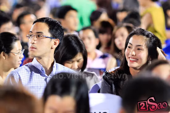 Rất nhiều sao Việt cũng nô nức đi xem BSB biểu diễn. Sau khi cùng bạn trai đến xem đêm nhạc của BSB, Tăng Thanh Hà cho biết đây đúng là một chương trình mang tầm cỡ quốc tế. Cô còn muốn giá như không có ghế ngồi, tất cả đều đứng để được cháy hết mình với âm nhạc của BSB. (Ảnh: 2sao)