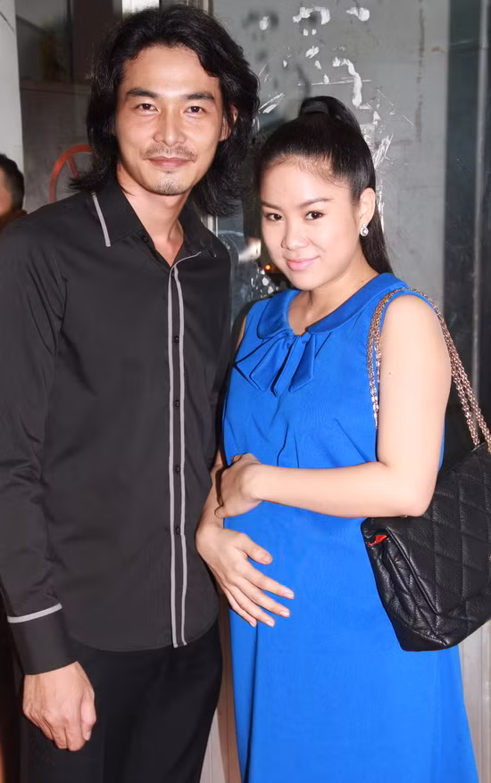 Dù đã bụng bầu ở tháng thứ 8, nhưng Lê Phương vẫn nhiệt tình ngồi suốt 2 tiếng đồng hồ trong cánh gà, để cổ vũ ông xã Quách Ngọc Ngoan tham gia chương trình Điện ảnh hội tụ lần 2 diễn ra tại TP. Hồ Chí Minh.