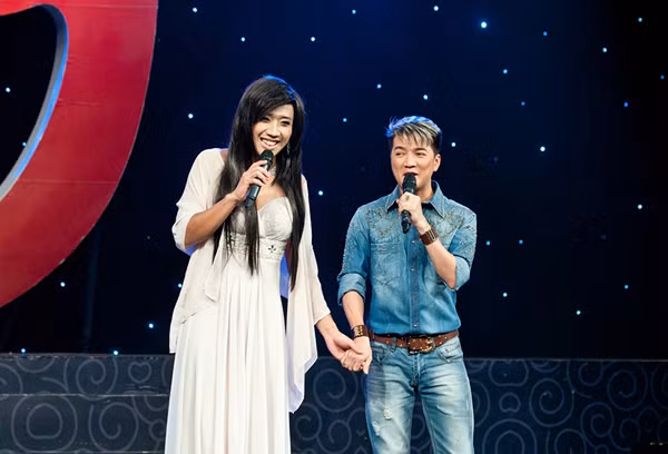Trong hình ảnh của một người con gái, Trấn Thành đầy dịu dàng, ngọt ngào bên cạnh Mr. Đàm. (Theo VNE)