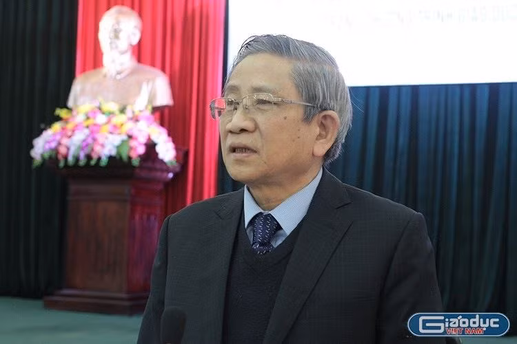 Giáo sư Nguyễn Minh Thuyết, Tổng chủ biên chương trình giáo dục phổ thông tổng thể trong buổi họp báo ngày 19/1, ảnh: Thùy Linh / GDVN. Giáo sư Nguyễn Minh Thuyết, Tổng chủ biên chương trình giáo dục phổ thông tổng thể trong buổi họp báo ngày 19/1, ảnh: Thùy Linh / GDVN.