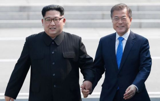 Nhà lãnh đạo Triều Tiên Kim Jong-un và Tổng thống Hàn Quốc tại cuộc gặp thượng đỉnh ngày 27/4 ở Vĩ tuyến 38. Ảnh: The Australian. Nhà lãnh đạo Triều Tiên Kim Jong-un và Tổng thống Hàn Quốc tại cuộc gặp thượng đỉnh ngày 27/4 ở Vĩ tuyến 38. Ảnh: The Australian.